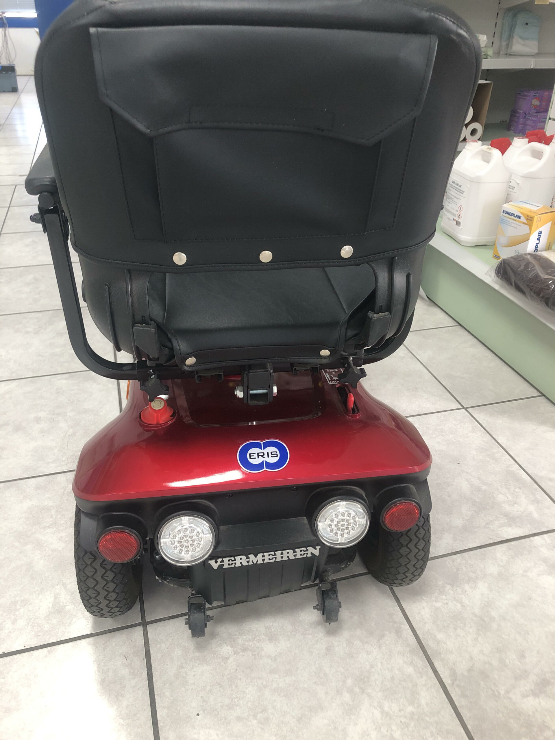 Scooter de mobilité compactd’occasion rouge avec siège noir de marque VERMEIREN en vente sur medicsante.fr dans la catégorie Matériel Occasion.